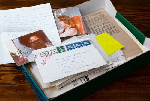 Die Aufnahme zeigt das Detail einer Sammlung mit persönlichen Briefen und Fotos aus den USA.