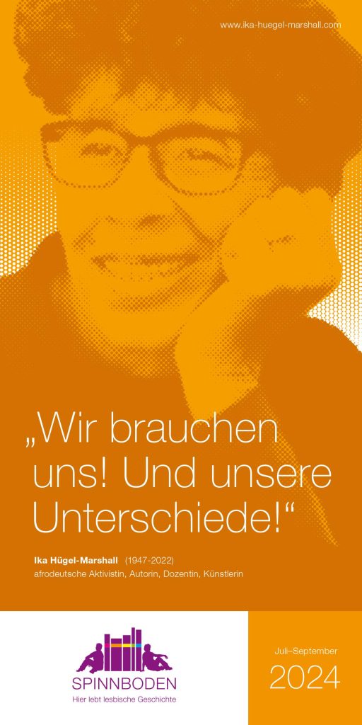 Zu sehen ist Ika Hügel-Marshall, afrodeutsche Aktivistin, Autorin, Dozentin, Künstlerin (1947-2022) auf einer orangefarbenen Postkarte mit dem Zitat: "Wir brauchen uns! Und unsere Unterschiede!"
